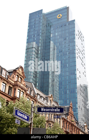 Deutschland, Frankfurt Am Main, altes Haus vor Wolkenkratzer Stockfoto