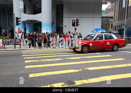 viele Chinesen Geschäftsleute, die darauf warten, überqueren Sie die Straße im zentralen Stadtteil, Insel Hongkong, Sonderverwaltungsregion Hongkong, China Stockfoto