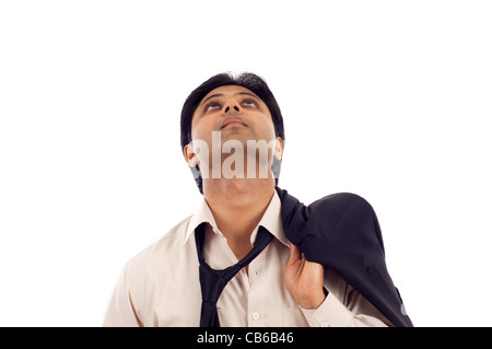 Nachdenklich indischer Geschäftsmann betrachten Exemplar isoliert auf weißem Hintergrund Stockfoto