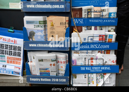 englischer und chinesischer Sprache Zeitungen im Wall Street Journal Asia Stall Zeitungskiosk in der Innenstadt von zentralen Bezirk Hong kong Stockfoto