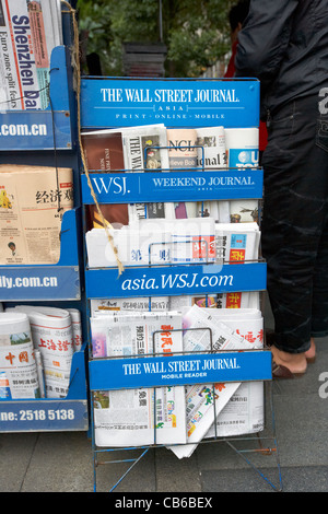 englischer und chinesischer Sprache Zeitungen im Wall Street Journal Asia Stall Zeitungskiosk in der Innenstadt von zentralen Bezirk Hong kong Stockfoto