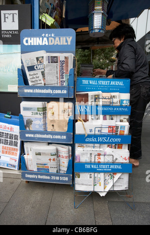 englischer und chinesischer Sprache Zeitungen im Wall Street Journal Asia Stall Zeitungskiosk in der Innenstadt von zentralen Bezirk Hong kong Stockfoto