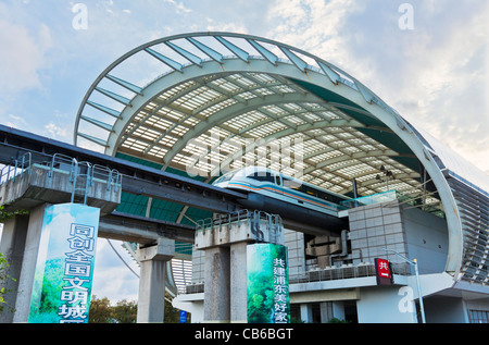 Der Maglev-Bahnhof mit Zug an der Long Yang Road Endstation Shanghai VR China, Volksrepublik China, Asien Stockfoto