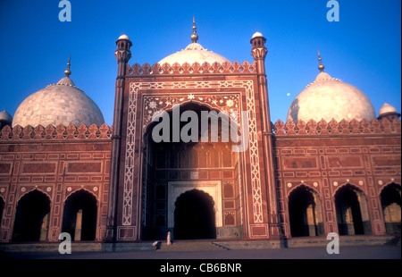 Die Badshahi-Moschee in Lahore, die 1671 vom sechsten Moghul-Kaiser Aurangzeb in Auftrag gegeben und 1673 fertiggestellt wurde, ist die zweitgrößte Moschee in Pakistan. Vorderansicht. Stockfoto