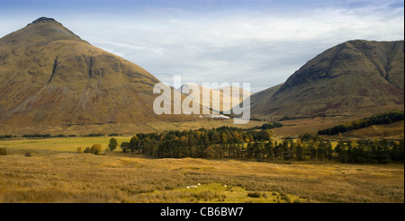 Dampfzug, Glen Auch, Schottland auf der Durchreise. Mit der Munro "Beinn Dorain" und der Corbett 'Beinn Odhar' Stockfoto