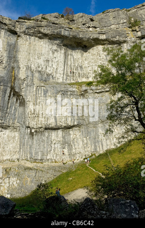 Menschen Touristen Besucher Klettern auf Malham Cove Malhamdale Yorkshire Dales North Yorkshire England Vereinigtes Königreich GB Großbritannien Stockfoto