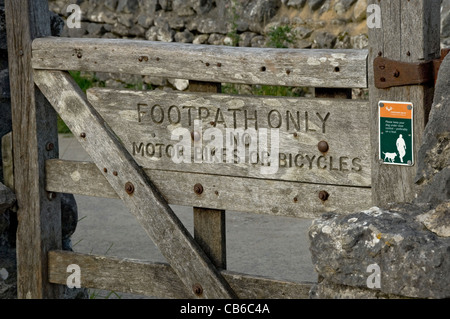 Nahaufnahme des Fußweges Pfad Weg nur Schild auf Holztor Malham North Yorkshire Dales National Park England Großbritannien GB Großbritannien Stockfoto