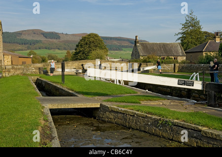 Kanalschleuse bei Gargrave in der Nähe von Skipton Yorkshire Dales National Park North Yorkshire England Großbritannien GB Großbritannien Stockfoto