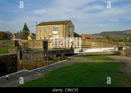 Canal Lock Wasserstraßentore bei Gargrave nahe Skipton Yorkshire Dales National Park North Yorkshire England Großbritannien Großbritannien Großbritannien Großbritannien Großbritannien Großbritannien und Nordirland Stockfoto