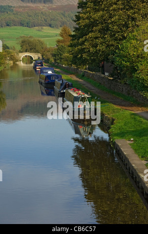 Schmale Boote auf dem Kanal von Leeds und Liverpool Gargrave North Yorkshire Dales National Park England Vereinigtes Königreich GB Großbritannien Stockfoto