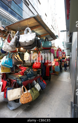 kleine Mode-Shops steht in li Yuen Straßenmarkt Gasse zentralen Bezirk, Insel Hongkong, Sonderverwaltungsregion Hongkong, china Stockfoto