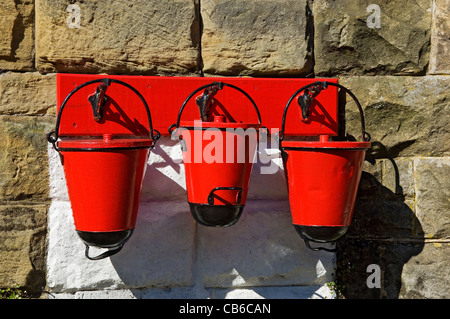 Nahaufnahme der roten Feuereimer am Goathland Station North Yorkshire Moors Railway North Yorkshire England UK Großbritannien Großbritannien Stockfoto