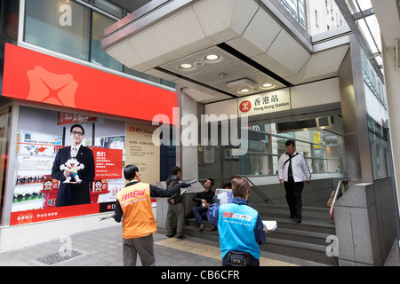 kostenlose Zeitungen am Eingang ausgehändigt wird herausgehen Hong Kong Mtr Station zentralen Bezirk, Insel Hongkong, Sonderverwaltungsregion Hongkong, china Stockfoto