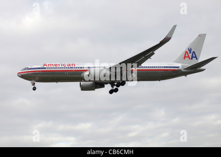 American Airlines Boeing 767-323/ER N387AM am Ansatz nach Heathrow: bewölkter Himmel Stockfoto