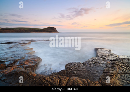 Kimmeridge Bay, Dorset, UK, mit Clavells Tower im Hintergrund, bei Sonnenuntergang Stockfoto