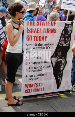 Demonstrant hält einen Banner gegen die Besetzung Palästinas in Trafalgar Square - Mai 2008 - London, England Stockfoto