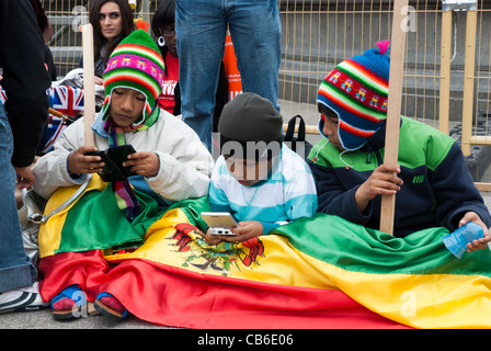 Latino-Kinder spielen während des Marsches der fremden in Bürger-Kampagne von der Londoner Citizen Organising Foundation - Mai 2009 - London. England Stockfoto