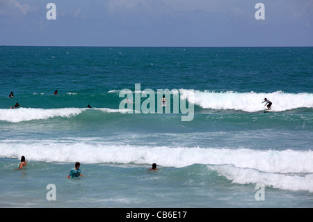 Touristen, Schwimmen und Surfen am Kata Beach in Phuket, Thailand Stockfoto