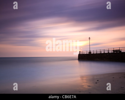 Sonnenaufgang über dem Banjo Jetty, Swanage, Dorset, Großbritannien Stockfoto