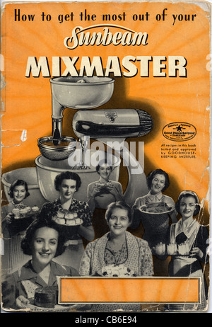 Das vordere Cover eines Sunbeam Mixmaster aus den 1930er Jahren 1940er Jahren das vordere Cover der Bedienungsanleitung und das Rezeptbuch mit Küchenmaschine und lächelnden, glücklichen Hausfrauen mit Backwaren in den USA und Kanada, unterstützt vom Good Housekeeping Institute KATHY DEWITT Stockfoto