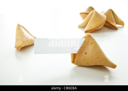 Asiatische Glückskekse mit leerem Papier isoliert auf weißem Hintergrund. Stockfoto