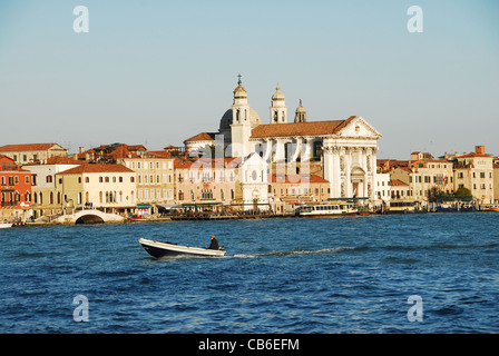 Blick von der Hilton Molina Stucky Hotel auf Guidecca über das Wasser zu Zattere Promenade von Venedig, Italien Stockfoto