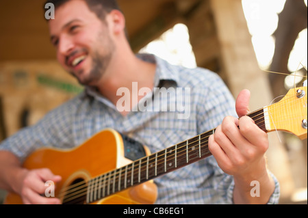 Junge männliche Gitarre Spieler Musiker Stockfoto