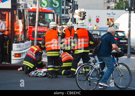 Unfall auf Fußgängerüberweg am Potsdamer Platz. Berlin, Deutschland. Stockfoto