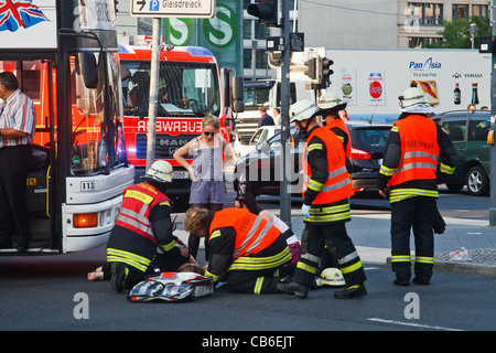 Unfall auf Fußgängerüberweg am Potsdamer Platz. Berlin, Deutschland. Stockfoto