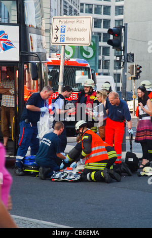 Unfall auf Fußgängerüberweg am Potsdamer Platz. Berlin, Deutschland. Stockfoto