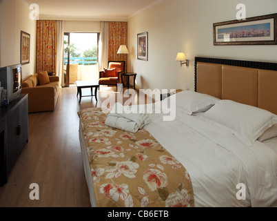 Schlafzimmer, Elias Beach Hotel, Lemasos, Zypern Stockfoto