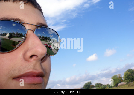 Teenager-Jungen-Traum spiegelt sich in Gläser pro Auto. Stockfoto