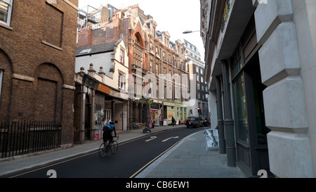 Ein Mann, Radfahren entlang der Chancery Lane in der Nähe von Holborn in London England UK KATHY DEWITT Stockfoto