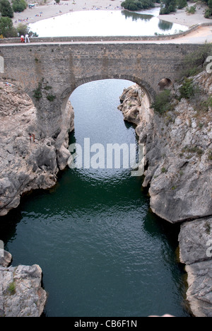 Canyon von l, Flusses Herault Kanu Paradies; am Pont du Diable in der Nähe von St-Guilhem-le-Désert in Lqanguedoc, Frankreich Stockfoto