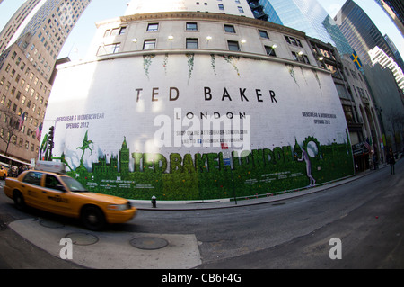 Ein Plakat auf einem Bau-Schuppen kündigte die bevorstehende Ankunft eines Ted Baker Bekleidungsgeschäft auf der Fifth Avenue in New York Stockfoto