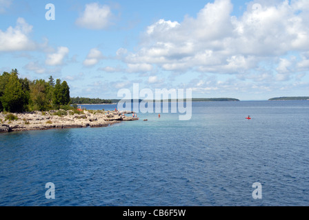 Große Wanne Leuchtturm am Ende der Autobahn 6 in Tobermoryon die Bruce Peninsula of Georgian Bay in Ontario, Kanada Stockfoto