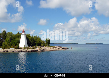 Große Badewanne Leuchtturm am Ende der Autobahn 6 im Tobermory auf der Bruce Peninsula von Georgian Bay in Ontario, Kanada. Stockfoto