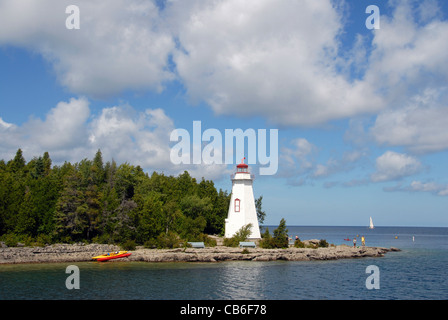 Große Badewanne Leuchtturm am Ende der Autobahn 6 im Tobermory auf der Bruce Peninsula von Georgian Bay in Ontario, Kanada. Stockfoto