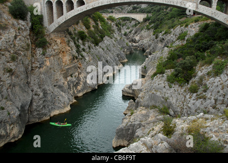 Canyon von l, Flusses Herault Kanu Paradies; am Pont du Diable in der Nähe von St-Guilhem-le-Désert in Lqanguedoc, Frankreich Stockfoto
