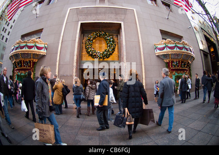 Die Fenster des Flaggschiffs Tiffany und Co. speichern auf der Fifth Avenue in Midtown Manhattan Stockfoto