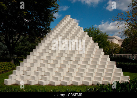 Nationalen Sculpture Garden Four-Sided Pyramide Sol Lewitt Washington DC dc12 Nationalpark Wahrzeichen Kunst schnitzen Skulptur Stockfoto