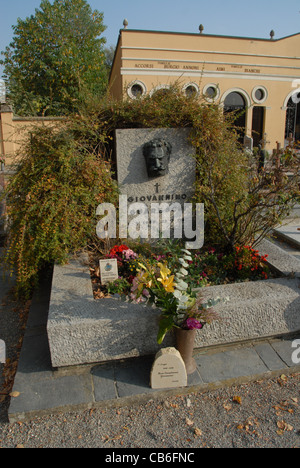 Grab mit Grabstein von Giovanni Guareschi, Autor von Don Camillo und Peppone in Roncole Verdi in Emilia-Romagna, Italien Stockfoto