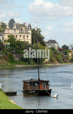 Traditionelle Schiff und Hôtel Particulier am Ufer der Loire am Quai Gambetta, Chalonnes-sur-Loire Stockfoto