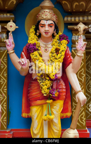 Bekränzten Vishnu Statue auf einem bunten Hindu Hanuman-Tempel. Andhra Pradesh, Indien Stockfoto