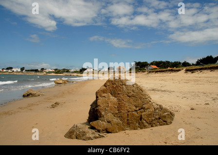 Rock am Sandstrand Plage de Luzeronde im L'Herbaudière an der französischen Atlantikküste Insel Ile de Noirmoutier, Vendee Stockfoto