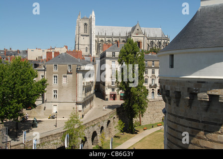 Blick von der Burg der Herzöge der Bretagne in Richtung der Kathedrale St-Pierre-et-Paul in Nantes, Pays de la Loire, Frankreich Stockfoto