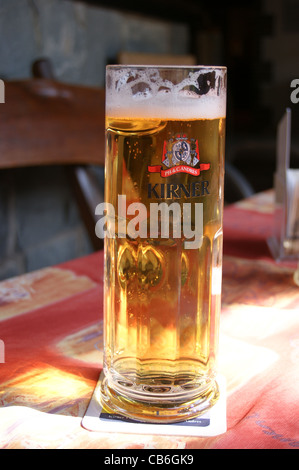 Ein bedrucktes Glas Kirner deutschen Bier in einer Bar in Idar-Oberstein, Rheinland-Pfalz, Deutschland, pub Tabelle getränke Gläser Stockfoto