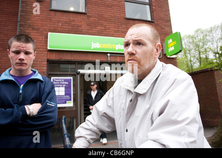 Arbeitslose Jugendliche außerhalb der Jobcenter, Dudley, West Midlands, Großbritannien. Foto: Jeff Gilbert Stockfoto