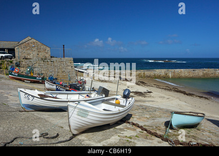 Angelboote/Fischerboote im Hafen, Sennen Cove, West Penwith, Cornwall, England, UK, Vereinigtes Königreich, GB, Großbritannien, britische Inseln Stockfoto