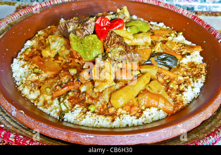 Marokkanischer Couscous in die Keramikschale serviert die traditionelle Art und Weise Stockfoto